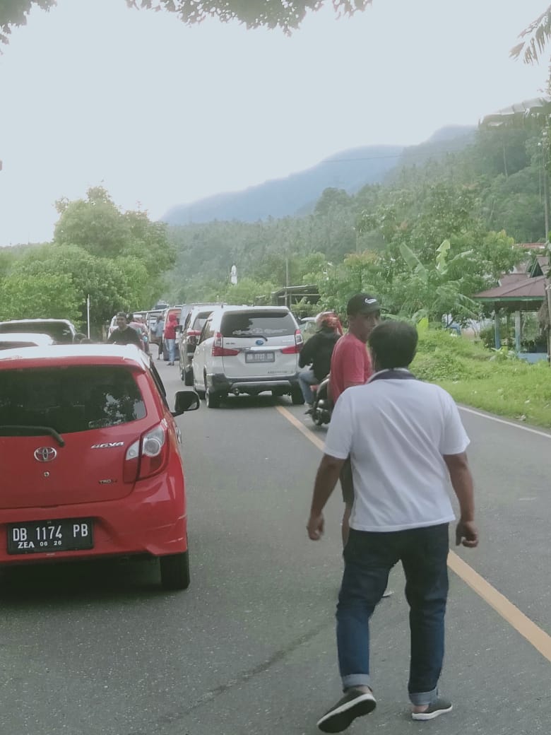 Longsor Mulai Dibersihkan, Sistem Buka-Tutup Diberlakukan di Akses Jalan Komangaan