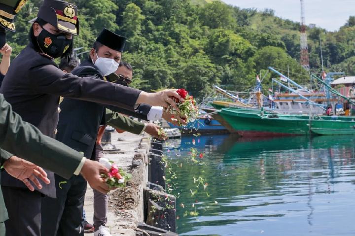 Tahlis Pimpin Upacara Pelarungan Bunga di Hari Pahlawan