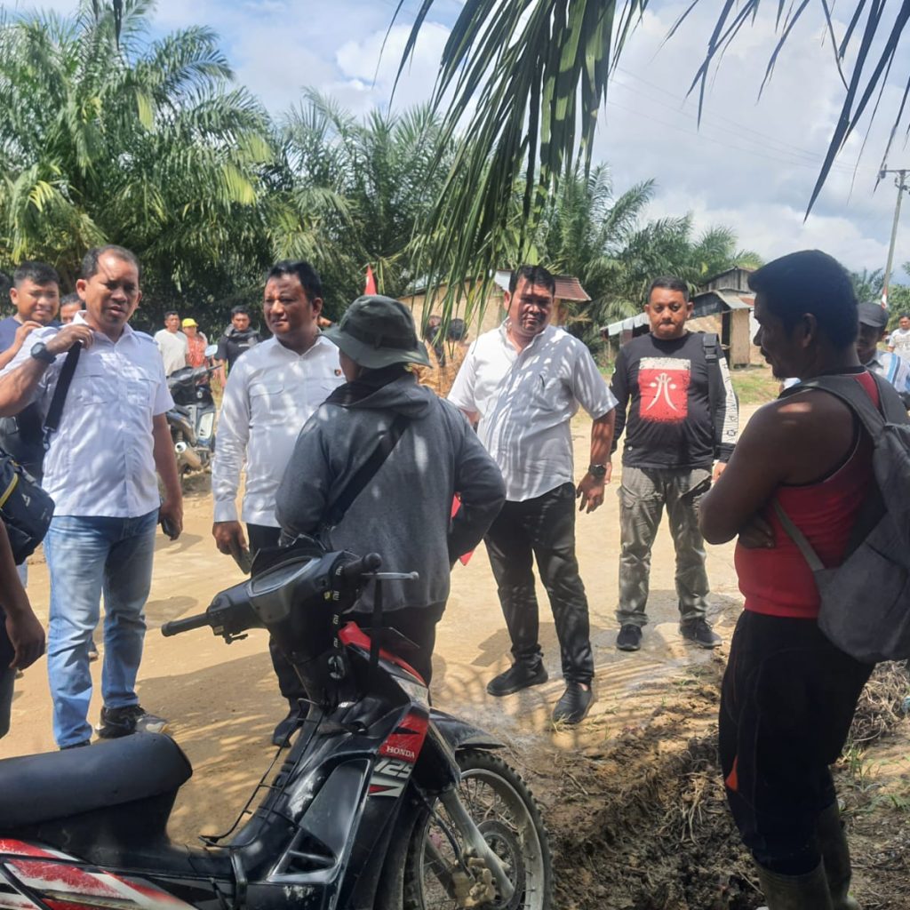 IMG-20231219-WA0106 Fhoto: Kasat Reskrim Polres Asahan saat meninjau lokasi