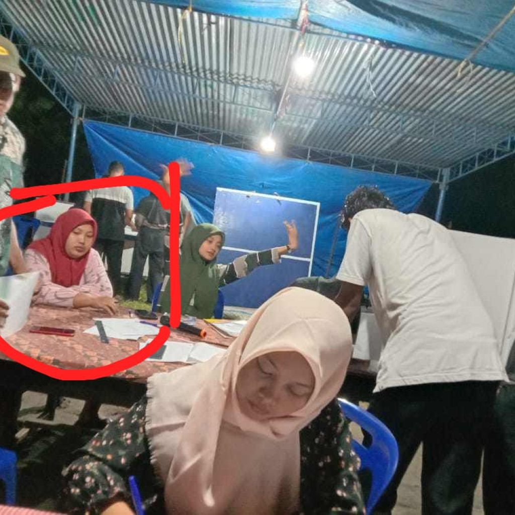 Fhoto almarhumah Sumiati saat mengikuti proses penghitungan suara di TPS 017 Desa Mekar Sari.