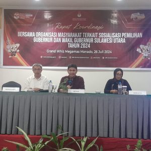 Ketua KPU Sulut Kenly Poluan dan Narasumber memberikan materi pentingnya peran Ormas dan OKP dalam menyukseskan Pilkada 2024 di Grand Whiz Manado, Jumat (26/7/2024)