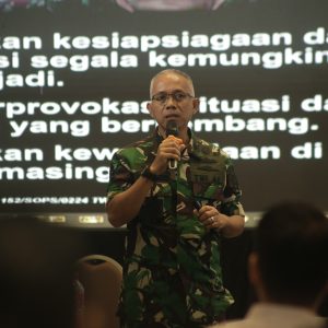 Assisten Intelijen Danlantamal VIII Manado Florendo Jacobus saat menjadi Narasumber di Kegiatan penyuluhan produk hukum KPU Sulut, Jumat (16/8/2024)