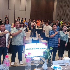 Saat sesi foto KPU Manado bersama Kaum Disabilitas (Dok: Beritatotabuan.com)