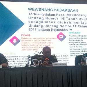 Asisten Pembinaan Kejaksaan Tinggi Sulut Agita Tri Moertjahjanto, saat menjadi Narasumber di kegiatan penyuluhan hukum dalam pemilihan Gubernur dan Wakil Gubernur, Walikota dan Wakil Walikota Manado tahun 2024 yang digelar KPU Manado, di Hotel Grand Whiz Manado, pada Kamis (15/8/2024).