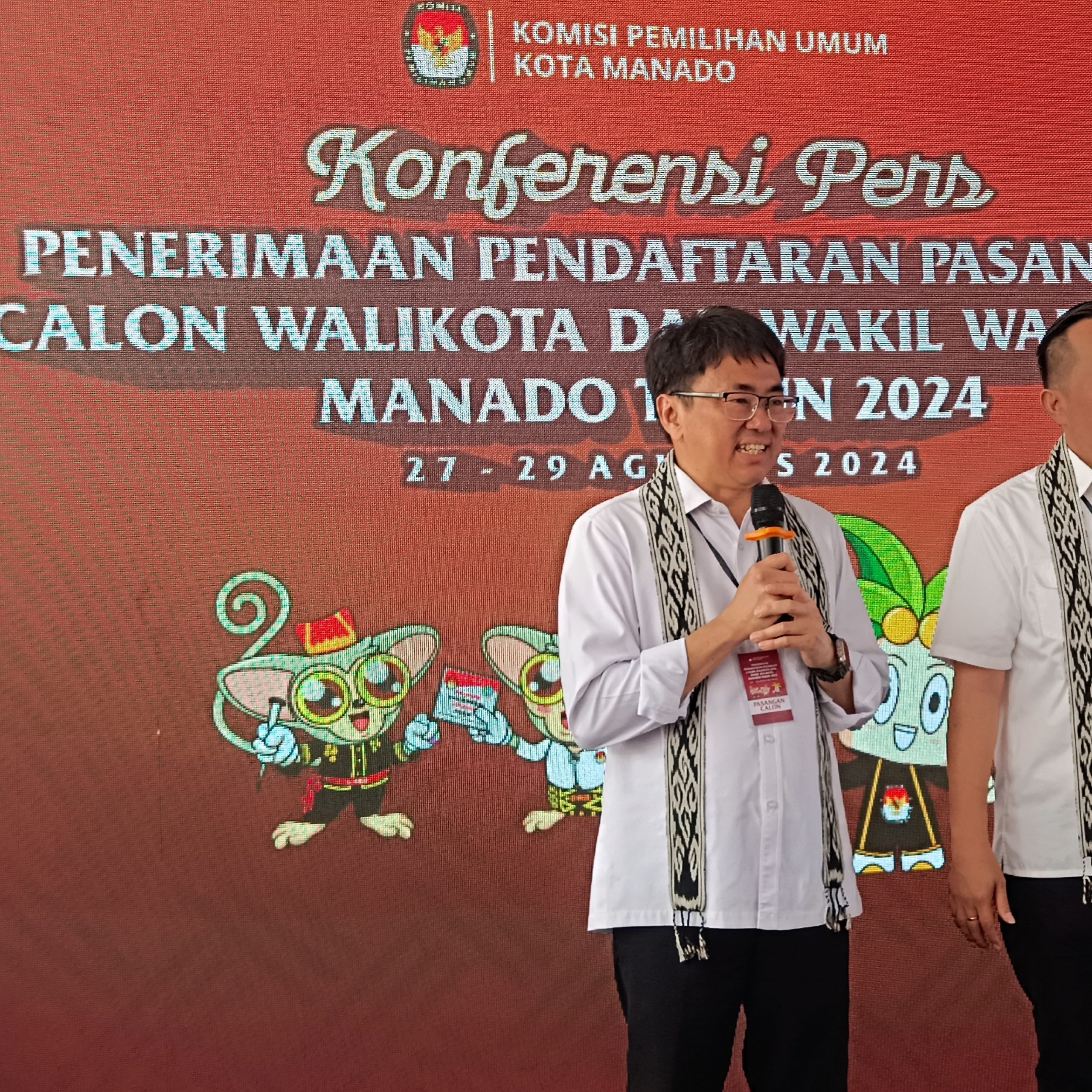 Bapaslon AA-RS saat melaksanakan Konferensi Pers usai mendaftarkan diri di Kantor KPU Manado, Rabu (28/8/2024)