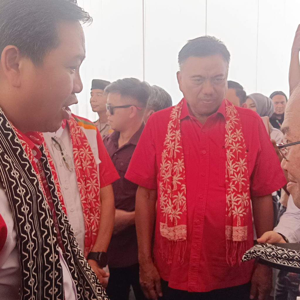 Saat Bapaslon Steven OE Kandouw dan Letjen TNI (Purn) Alfred Denny Tuejeh tiba di Kantor Komisi Pemilihan Umum (KPU) (Dok: Beritatotabuan.com / Arman)