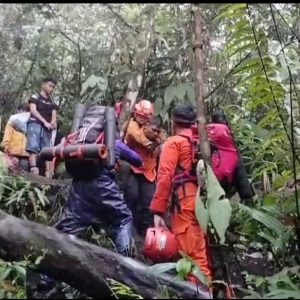 Saat proses evakuasi pada pendaki wanita dilakukan (Dok: Istimewa)