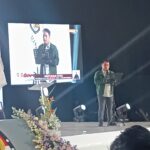 Ketua KPU Manado Ferley Kaparang saat membawakan sambutan pembukaan Debat Publik ke-3. (Dok: beritatotabuan/Arman)