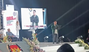 Ketua KPU Manado Ferley Kaparang saat membawakan sambutan pembukaan Debat Publik ke-3. (Dok: beritatotabuan/Arman)