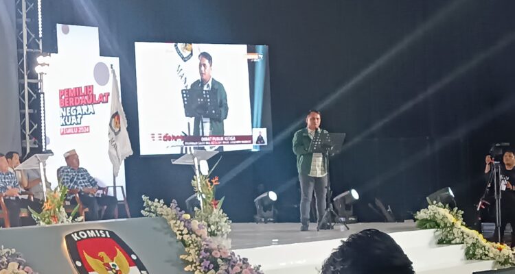 Ketua KPU Manado Ferley Kaparang saat membawakan sambutan pembukaan Debat Publik ke-3. (Dok: beritatotabuan/Arman)