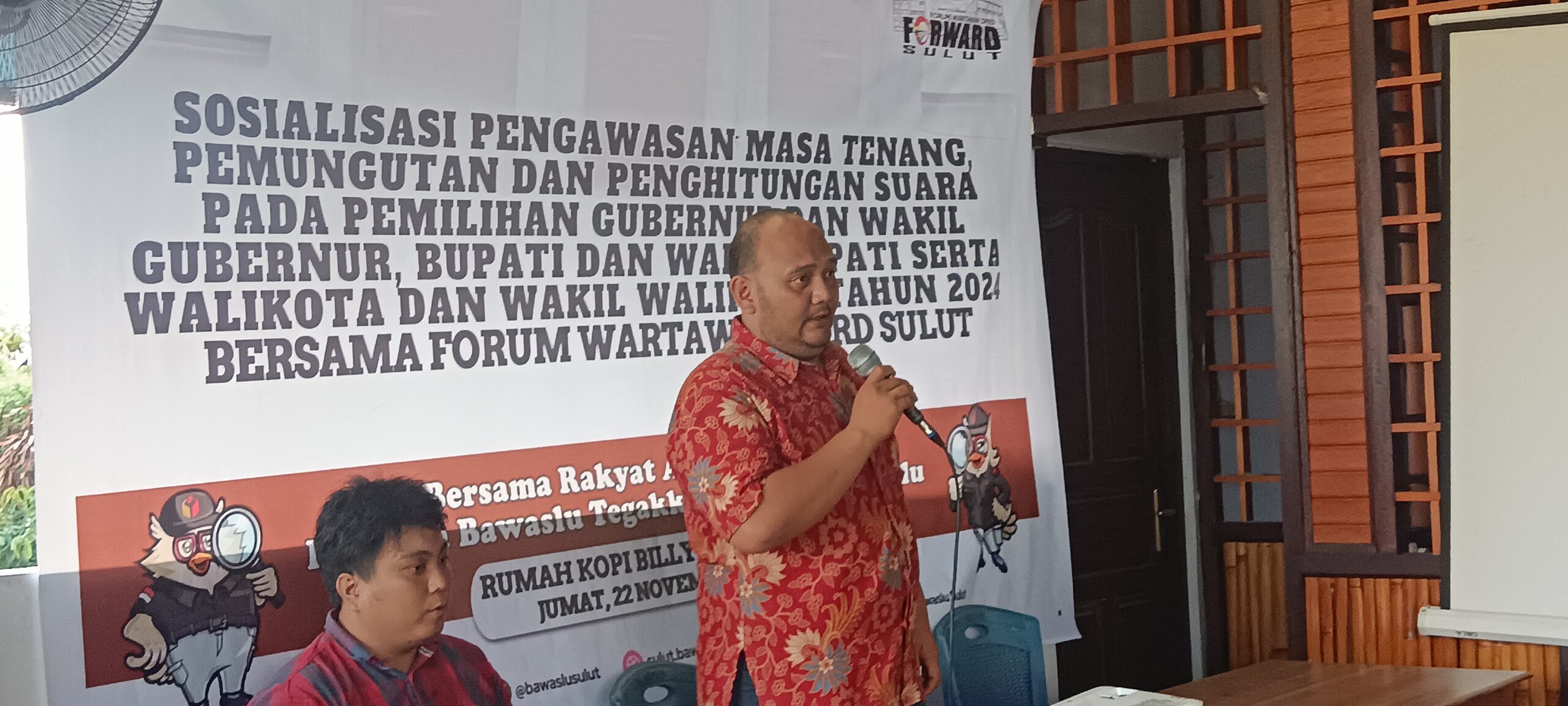 Ketua Forward Wirabuana Talumewo tengah memberikan sambutan