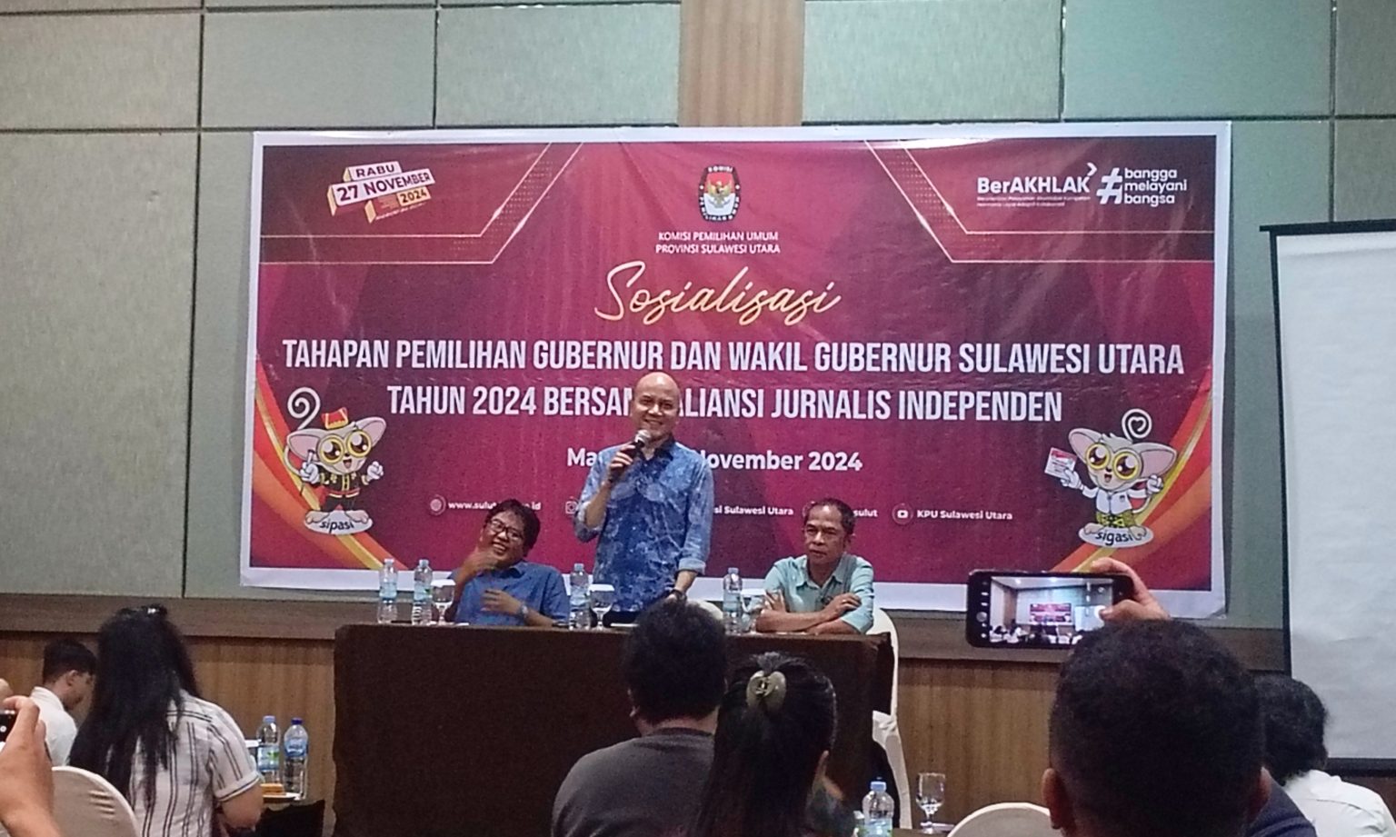 Ketua Divisi Hukum dan Pengawasan KPU Provinsi Sulawesi Utara (Sulut) Meidy Tinangon (tengah) bersama Ketua AJI Manado, Fransiskus Marcelino Talokon (kiri) dan Amrain Razak, Mantan Komisioner KPU Sulut dan Jurnalis Senior (kanan), saat gelar sosialisasi pilkada KPU Sulut bersama dengan Aliansi Jurnalis Independen (AJI) Manado. (Foto: Ridho L Tobing)