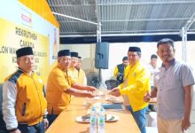 Gunakan Jaket Golkar, Herdy Korompot Daftar Balon Wali Kota Kotamobagu di DPC Hanura Kotamobagu