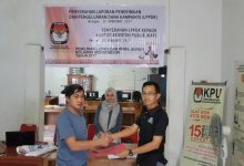 Anggota KPU Bolmong saat menerima LPPDK dari tim pemenangan pasangan calon
