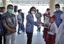 Yasti Serahkan Beasiswa PT. JRBM Untuk Pelajar Lingkar Tambang