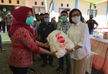 Yasti Serahkan Bantuan Untuk Warga Terdampak COVID-19 di Poigar, Bolaang dan Bolaang Timur