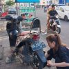 Tidak Malu, Gadis Cantik Kerja Menambal Ban di Boulevard Manado