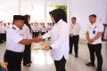 Wali Kota Tatong Bara Serahkan SPPDT PBB P2 Tahun Tahun 2023