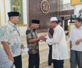 Bupati Asahan Bersama BKM Masjid H Achmad Bakrie Kisaran Berikan Bantuan Kepada 25 Orang Abang Becak.