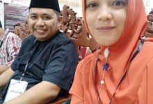 Irfan Basri ditemani Istri tercinta Nany Diansari Korompot saat mendaftarkan diri sebagai calon anggota DPD RI di KPU Provinsi Sulut