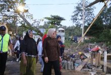 Kembali Kunjungi Korban Banjir Manado, Walikota Tatong Bara Disambut Tangis Haru Bahagia1
