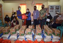 Penyaluran bantuan sembako dari Dinas Ketahanan Pangan Kotamobagu ke warga Desa Bungko