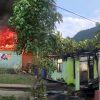 Salah Satu Rumah Dilalap si Jago Merah, Warga Komangaan Berjibaku Padamkan Api