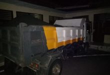 Salah satu truck pengangkut material pasir besi diduga ilegal saat berada di Mapolres Kotamobagu