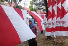 Sarini Makalalag penjual bendera merah putih di Kotamobagu