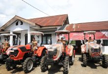 Wali Kota Asripan Nani Serahkan Bantuan 5 Unit Traktor ke Kelompok Tani