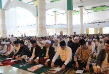 Wali Kota Asripan Nani Sholat Idul Adha di Masjid Agung Baitul Makmur