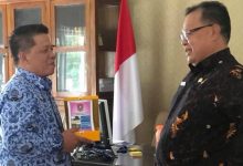 Wakil Walikota Kotamobagu Nayodo Koerniawan saat menerima cendera mata dari Asisten I Pemkab Gorontalo Utara