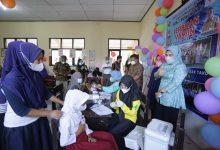 Wali Kota Kotamobagu Ir Hj Tatong Bara meninjau vaksinasi untuk anak usia 6 sampai 11 tahun