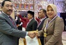 Wali Kota Tatong Bara Dianugerahi Penghargaan Kartika Pamong Praja Muda