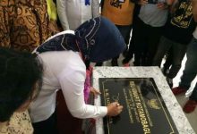 Walikota Kotamobagu saat menandatangani prasasti peresmian RSU Kinapit