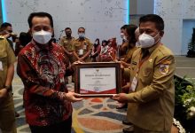 Wawali Kotamobagu Nayodo Koerniawan saat menerima penghargaan di Musrenbang Sulut tahun 2022