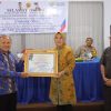 Wali Kota Tatong Bara terima Penghargaan Sebagai Tokoh Pengembangan Pendidikan Tinggi di BMR Dari UDK